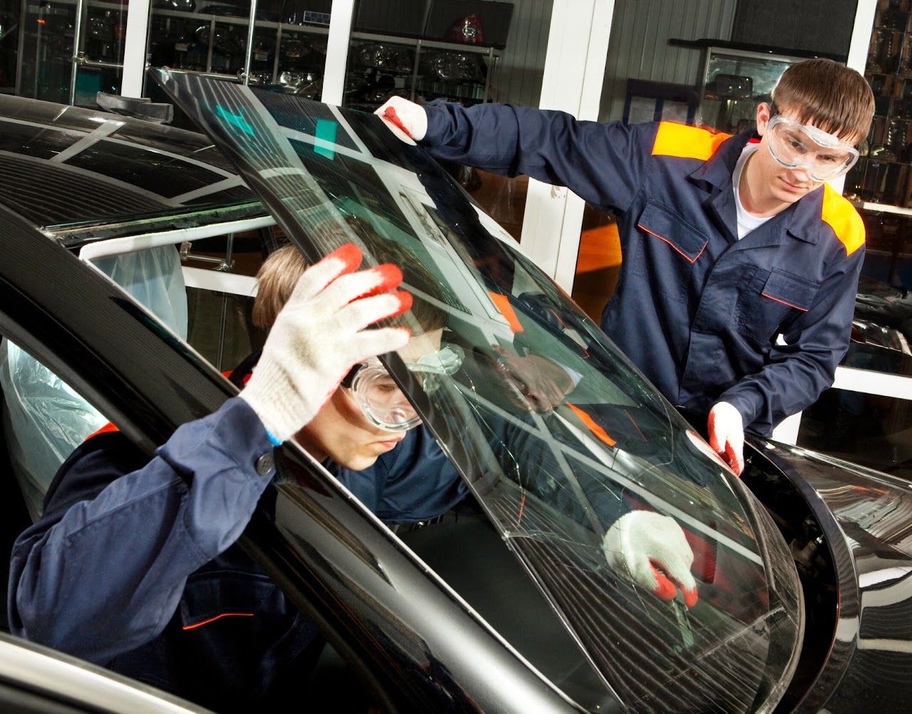 Instalación profesional de vidrio automotriz por Vidrios Magdiel